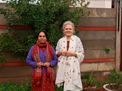 Meeting Farrukh&#039;s mum Nasreen in her garden, She gave me the lovely shawl I am wearing.